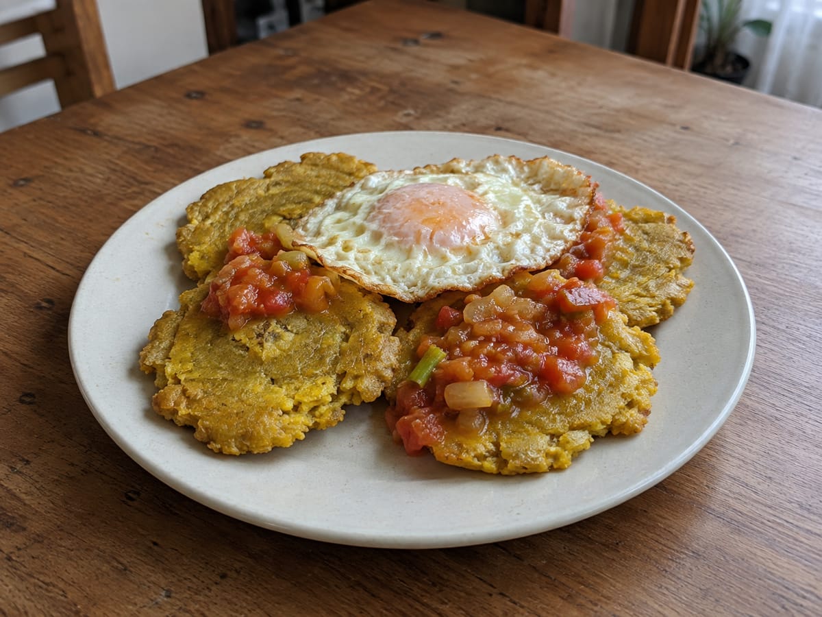 Patacones colombianos crujientes con huevo frito y hogao